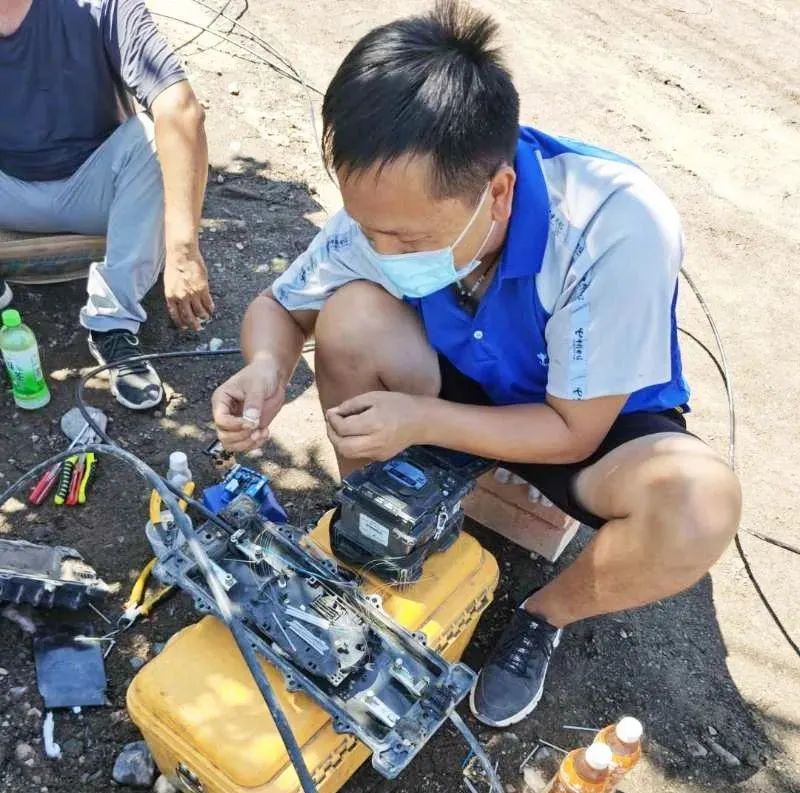 信號(hào)守護(hù)者 酷暑嚴(yán)寒中，電信人打通通訊“最后一公里”